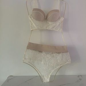 Stunning two piece lingerie set!